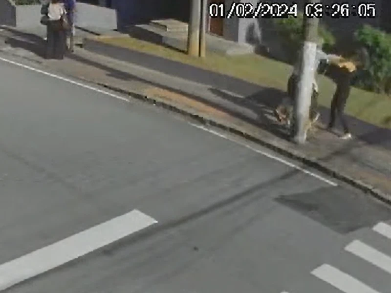 Pessoa em situação de rua dá soco no rosto de uma mulher no Centro de Florianópolis