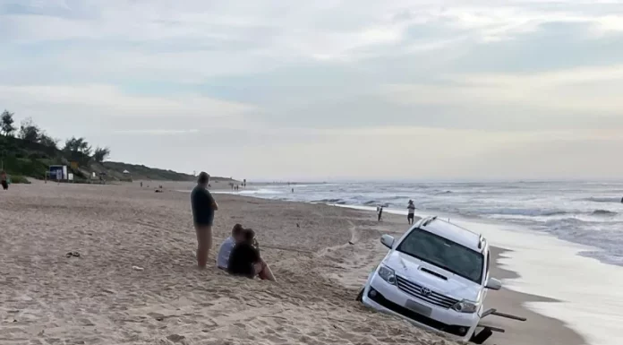 Caminhonete amanhece atolada na Praia do Morro das Pedras