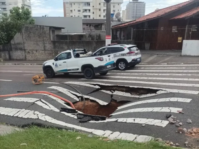 Tubulação de água limpa rompe e deixa bairros de São José sem água