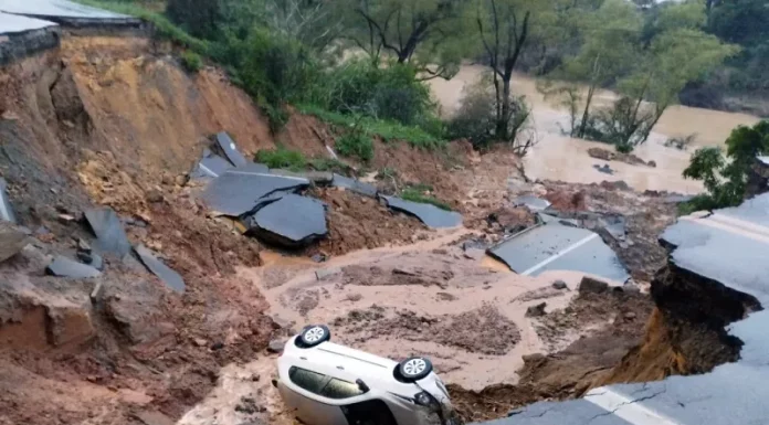 BR-470 é interditada devido à abertura de cratera e acidente com veículo que caiu no local