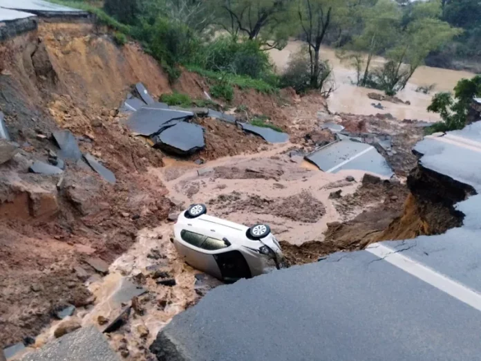 BR-470 é interditada devido à abertura de cratera e acidente com veículo que caiu no local