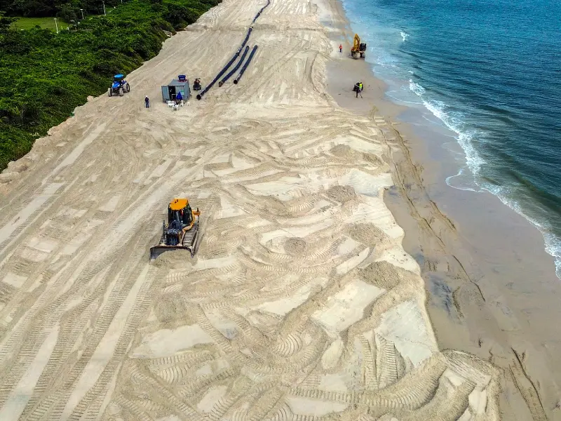 Alargamento da faixa de areia na praia de Jurerê