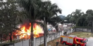 Incêndio destruiu três casas no Brejaru, em Palhoça