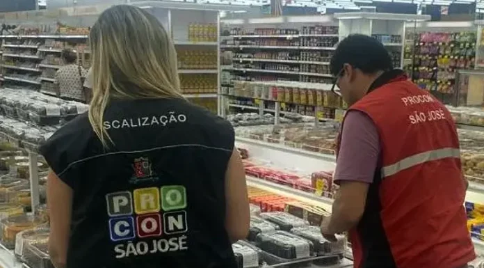 Procon de São José identifica irregularidades em supermercado