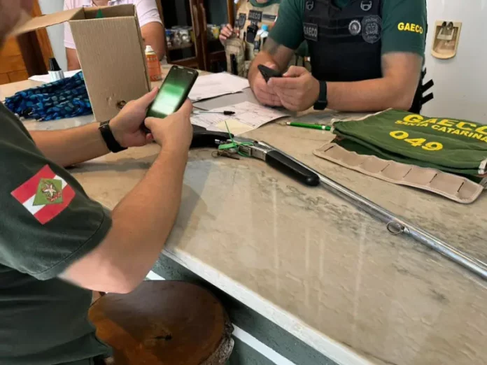 Agentes encontraram arma irregular em casa de político investigado na Operação Mensageiro