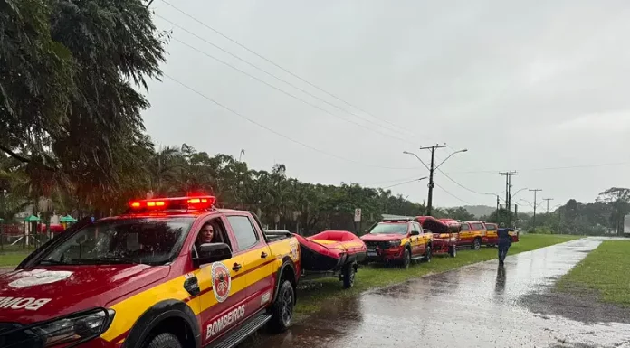 Santa Catarina envia reforços ao RS para ajudar em resgates devido às chuvas