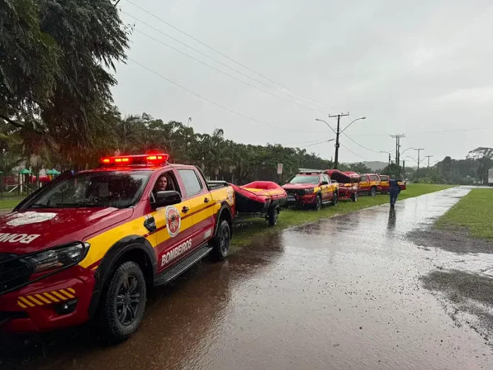 Santa Catarina envia reforços ao RS para ajudar em resgates devido às chuvas