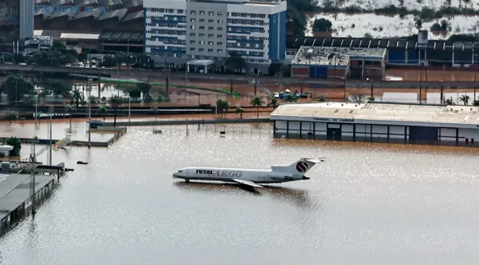 Aeroporto Salgado Filho, em Porto Alegre, está alagado