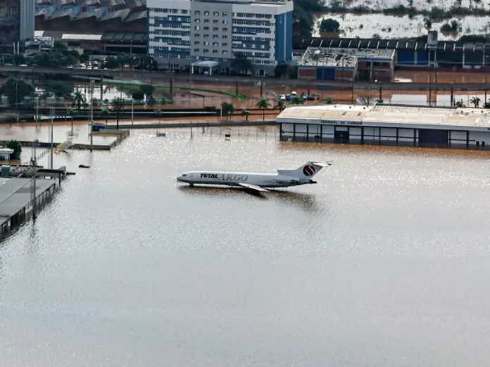 Aeroporto Salgado Filho, em Porto Alegre, está alagado