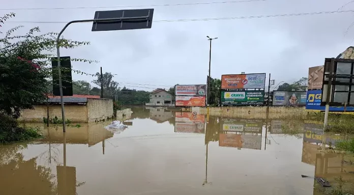 Chuvas em SC: 20 municípios registram ocorrências e Rio do Sul decreta situação de emergência