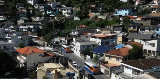 ônibus das linhas Formiguinha cruzam os morros da área central de Florianópolis