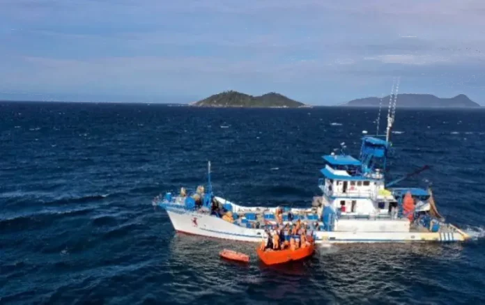 Polícia Militar usa drone para fiscalizar e impedir pesca ilegal em Florianópolis