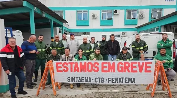 Funcionários da Casan entram em greve em todo o estado