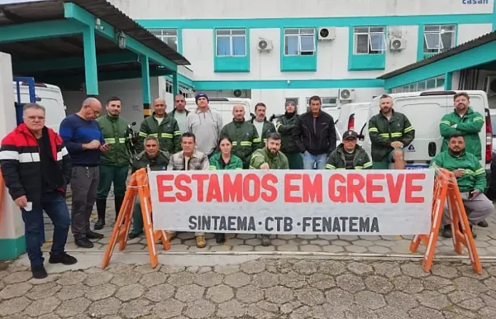 Funcionários da Casan entram em greve em todo o estado