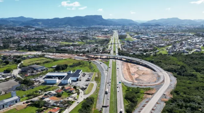 Entroncamento do Contorno Viário com a BR-101 em Palhoça