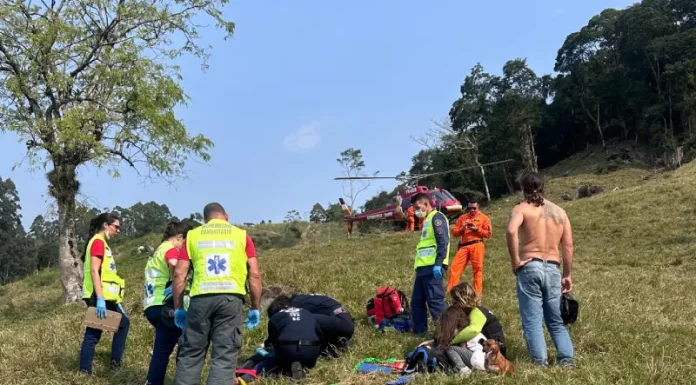 Mulher é socorrida após cair de parapente em Santo Amaro da Imperatriz