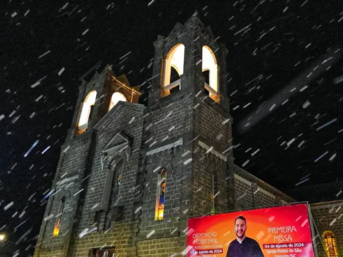 São Joaquim registra neve entre a noite desta sexta e madrugada de sábado