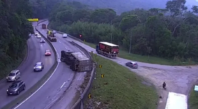 Carreta tomba e prejudica trânsito no Morro dos Cavalos